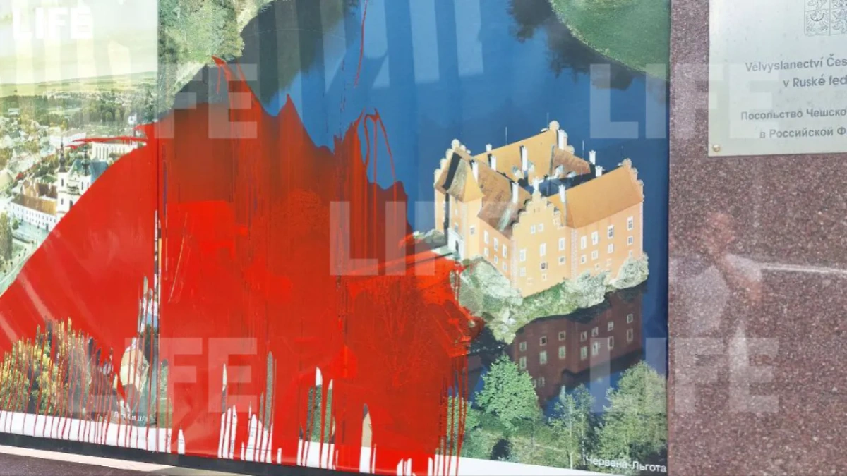 Неизвестные вандалы облили красной краской вход в посольство Чехии в Москве. Фото © Life.ru 