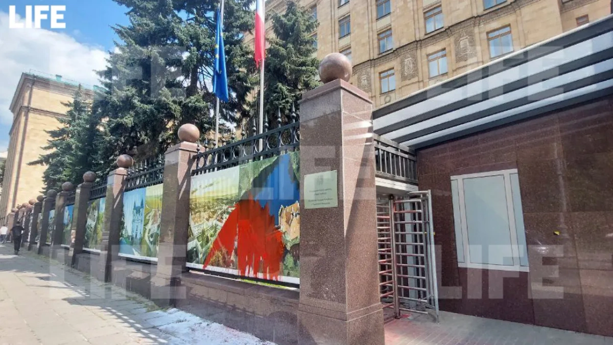 Неизвестные вандалы облили красной краской вход в посольство Чехии в Москве. Фото © Life.ru
