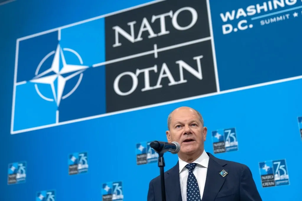 Канцлер Германии Олаф Шольц во время выступления на саммите НАТО. Фото © ТАСС / AP