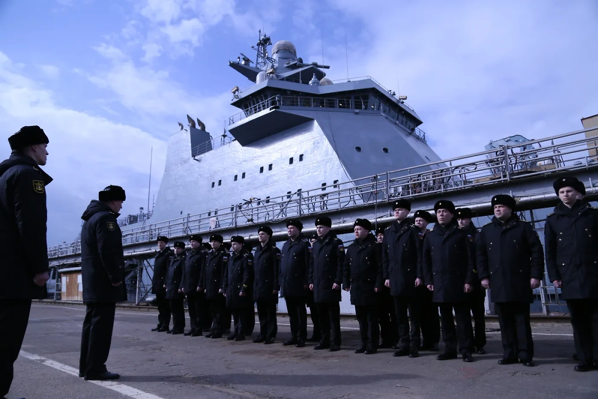 Патрульный корабль ледокольного класса "Иван Папанин" и его экипаж. Обложка © aoosk.ru