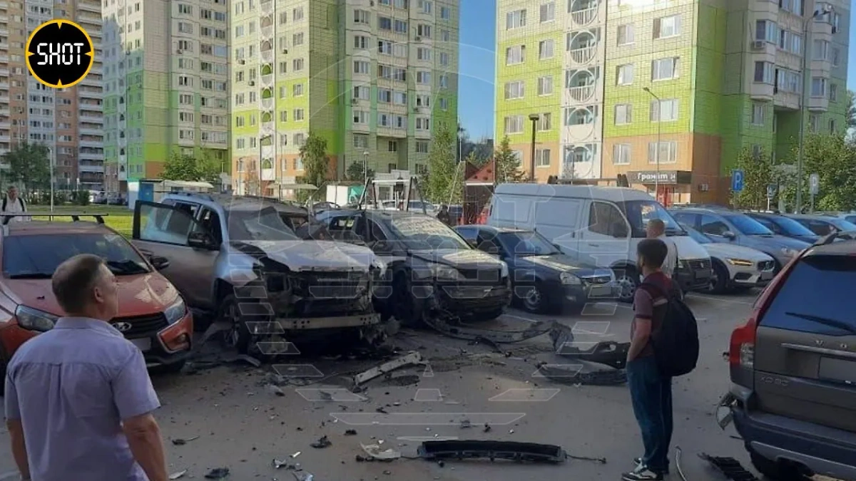 Взорвавшийся автомобиль на севере Москвы. Фото © SHOT