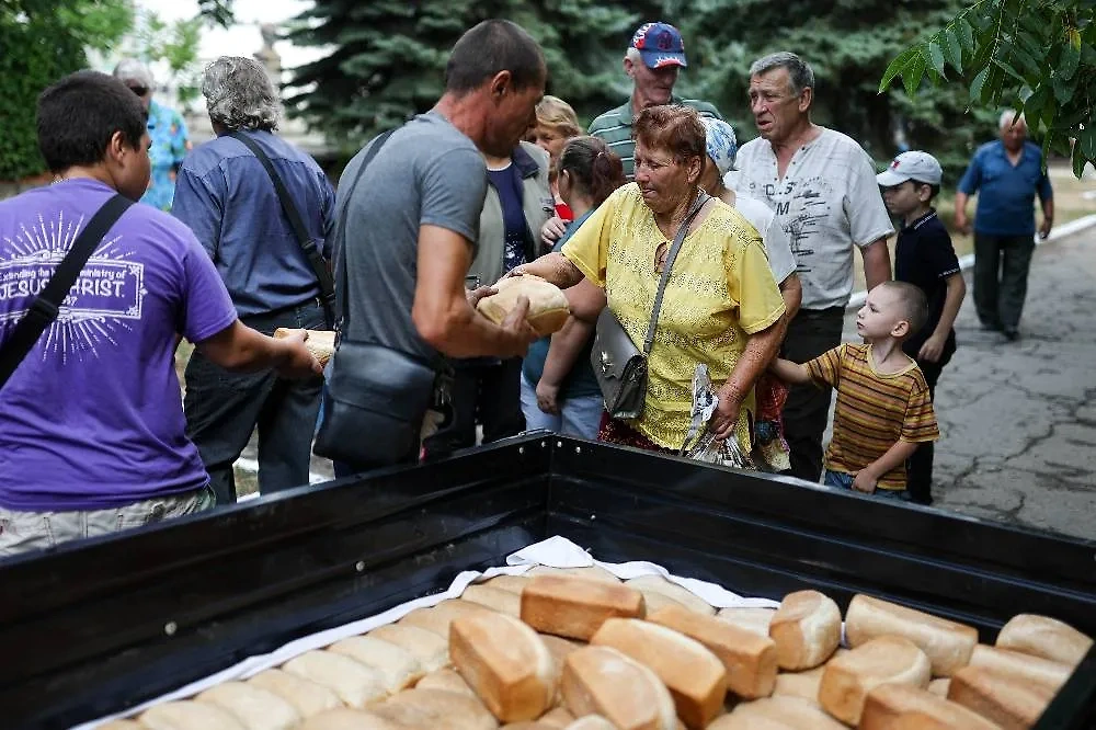 Украина. Херсонская область. Местные жители в очереди за хлебом на одной из улиц в селе Чернобаевка. Фото © ТАСС / Сергей Бобылев