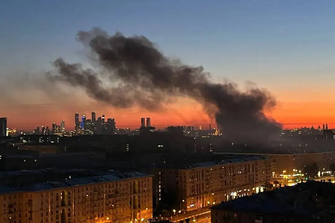 Столб дыма над горящей многоэтажкой в Москве. Обложка © Telegram / SHOT