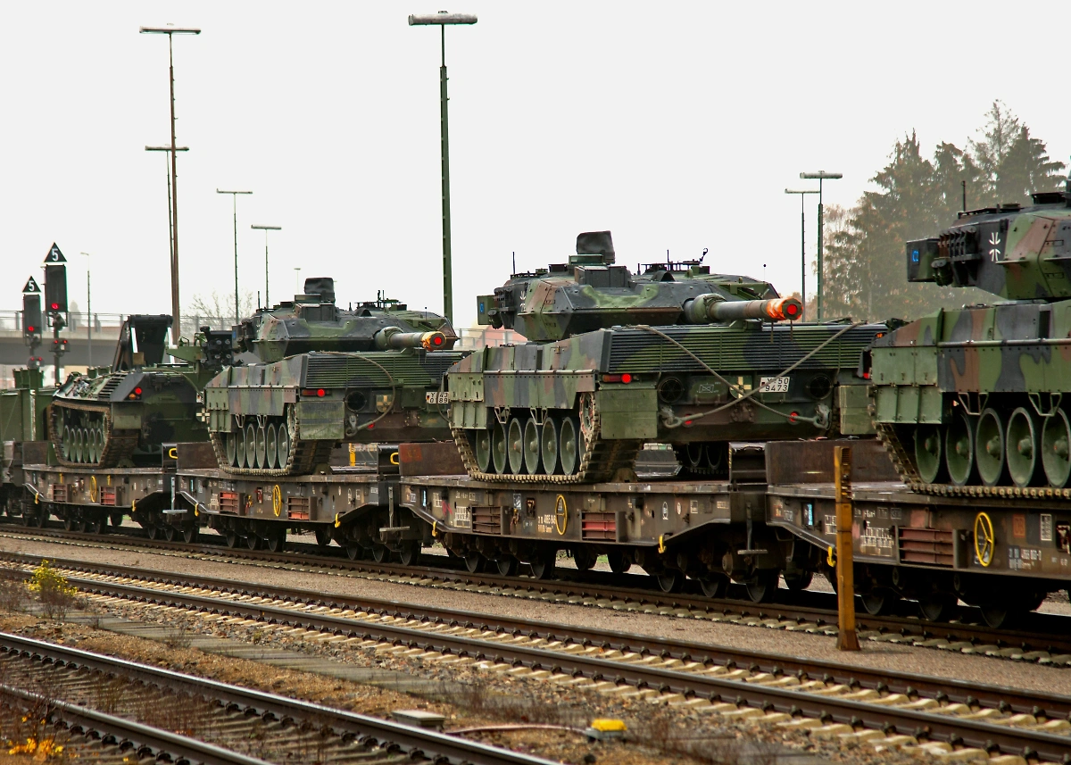 Танки Leopard 2. Обложка © Shutterstock / FOTODOM / Andreas Wolochow