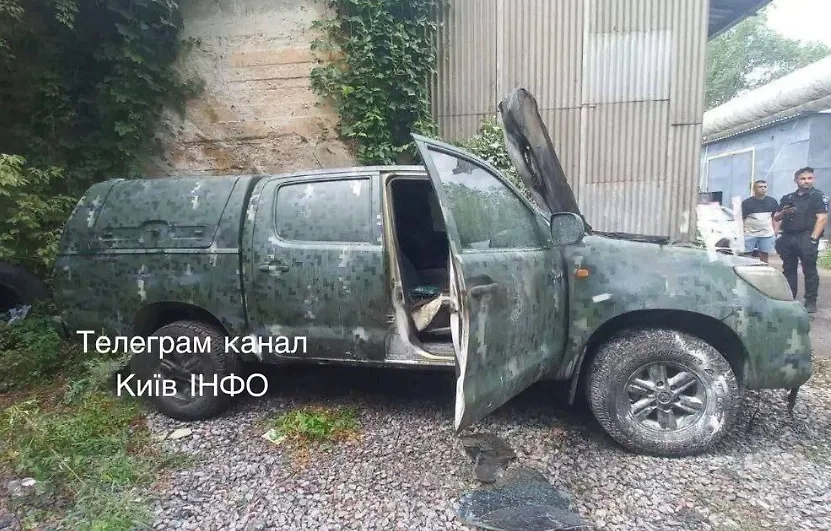 В Киеве сожгли военный автомобиль. Обложка © Telegram / "Киев инфо"