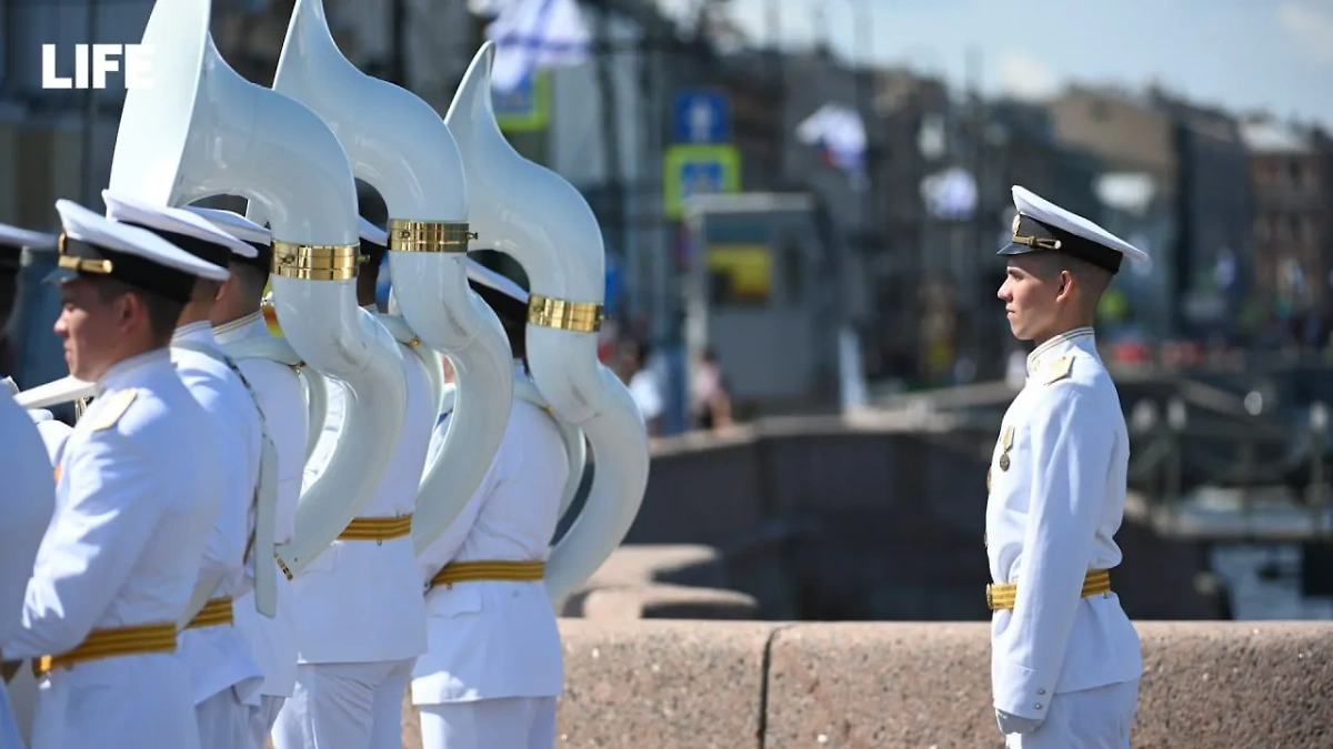 Работа оркестра на параде в честь дня ВМФ в Санкт-Петербурге. Фото © Life.ru / Павел Баранов