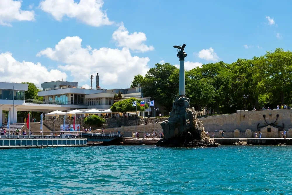 Памятник затопленным кораблям в Севастополе. Фото © Shutterstock / FOTODOM / Dmetsov Alexey