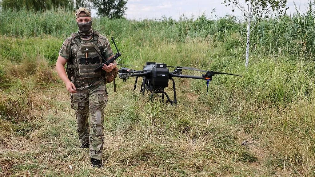 Военнослужащий с тяжёлым дроном S-80 в зоне проведения специальной военной операции. Фото © ТАСС / Алексей Коновалов