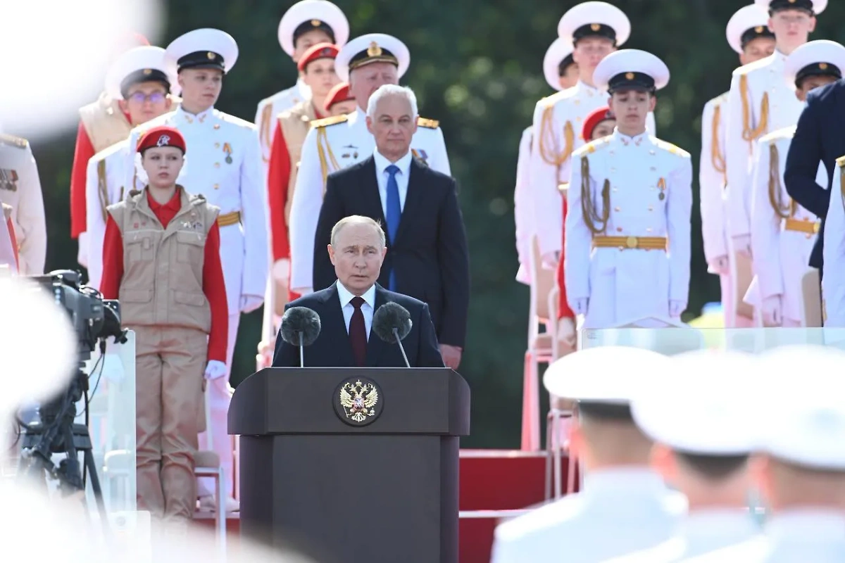 Владимир Путин на параде в честь дня ВМФ в Санкт-Петербурге. Обложка © Life.ru / Павел Баранов