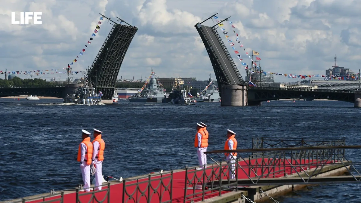 Парад в честь Дня ВМФ в Санкт-Петербурге. Фото © Life.ru / Павел Баранов