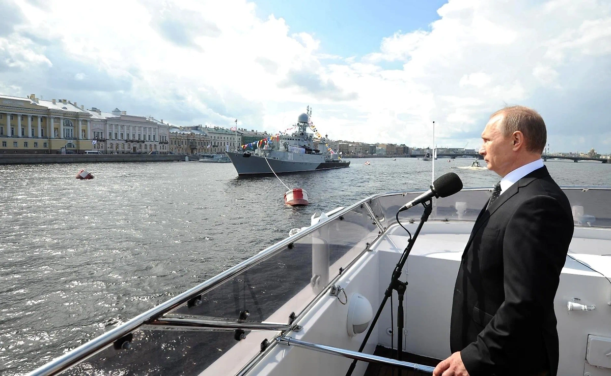 В Санкт-Петербурге начался главный военно-морской парад России. Обложка © Пресс-служба Кремля