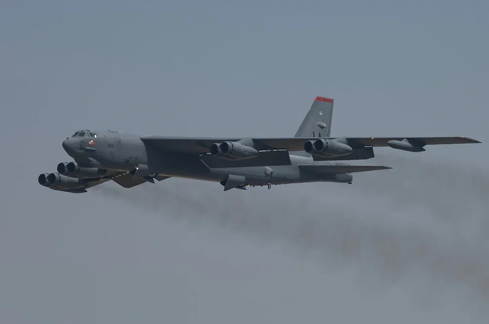 Американский бомбардировщик B-52H. Обложка © Shutterstock / FOTODOM / Robin Guess