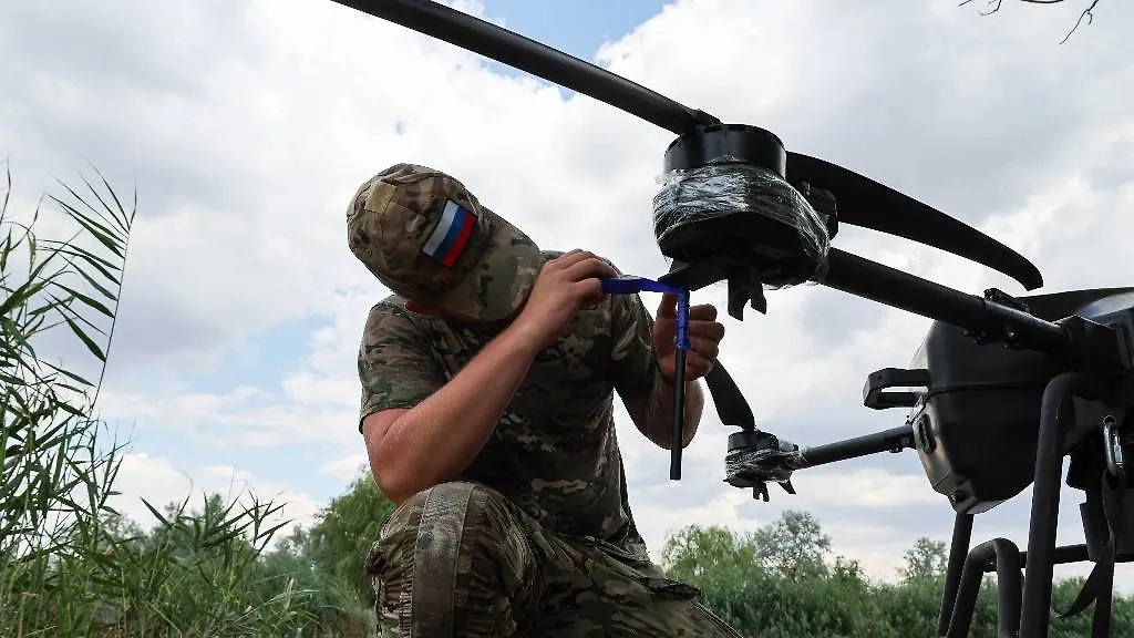 Военнослужащий с тяжёлым дроном S-80 в зоне проведения специальной военной операции. Фото © ТАСС / Алексей Коновалов