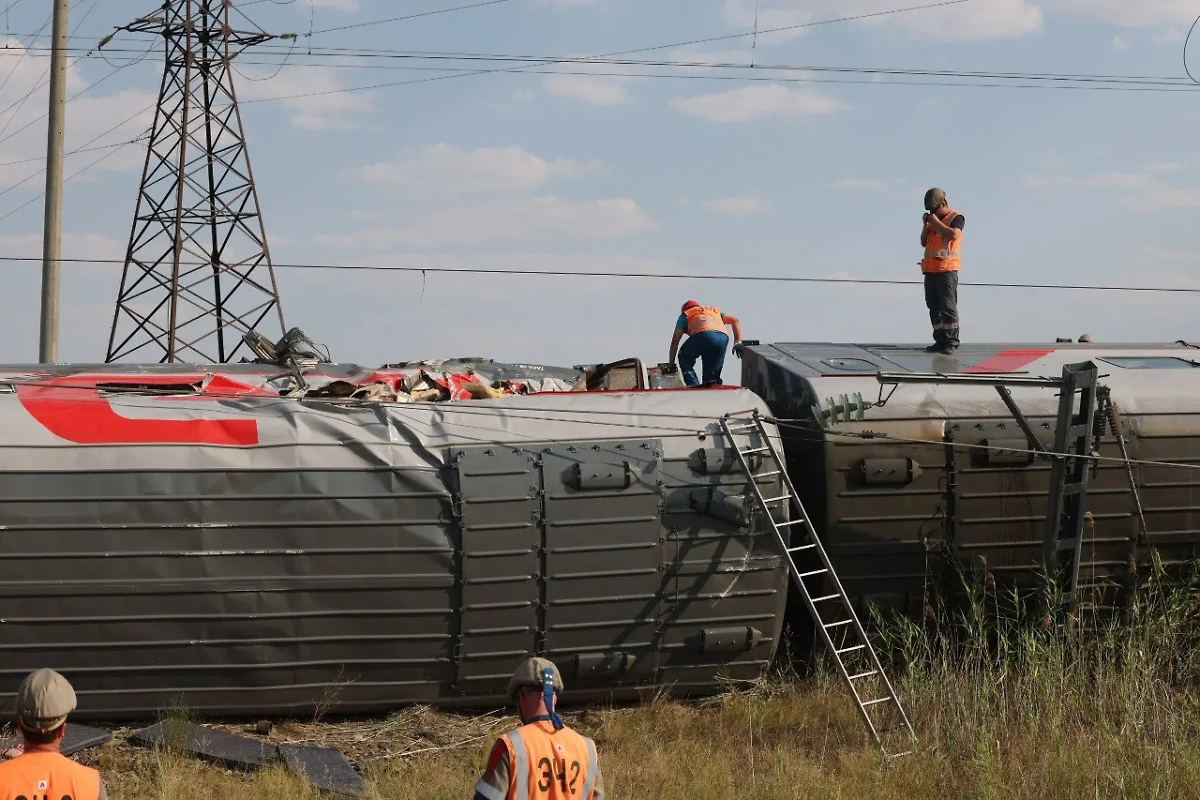 Место крушения поезда в Волгоградской области. Обложка © Telegram / Region_34