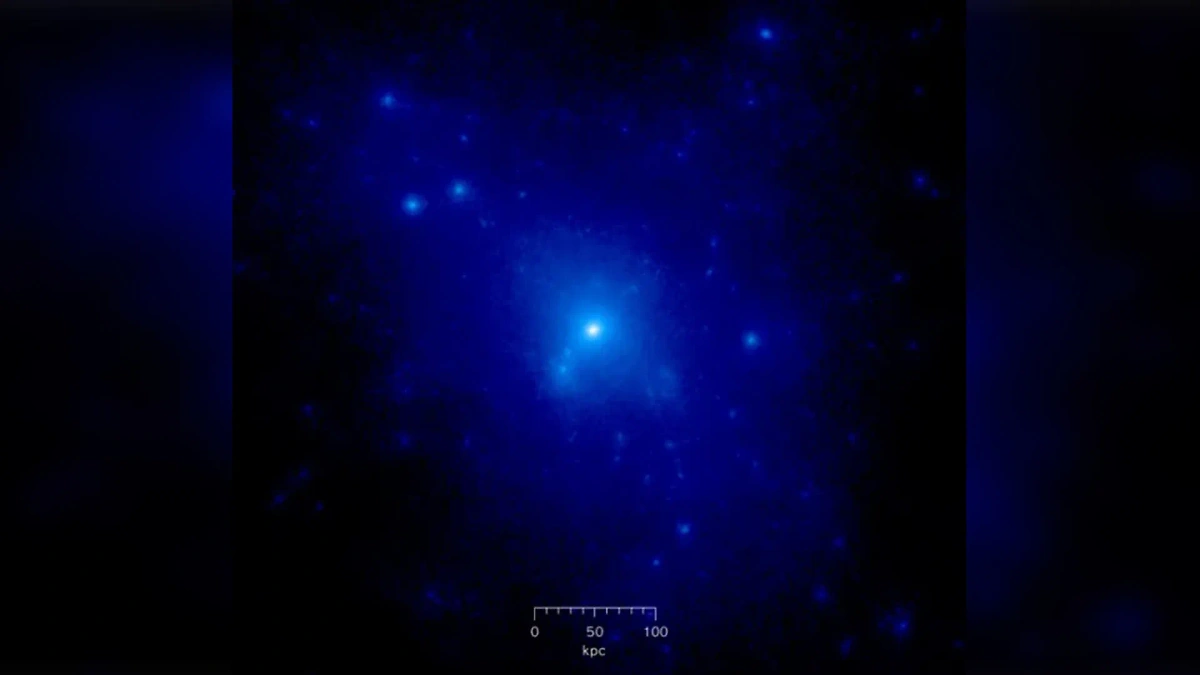 Полученное в результате моделирования условное изображение гало тёмной материи (обозначено синим свечением), в котором заключена ничтожная видимая часть галактики (в центре). Фото © Wikipedia / Cosmo0