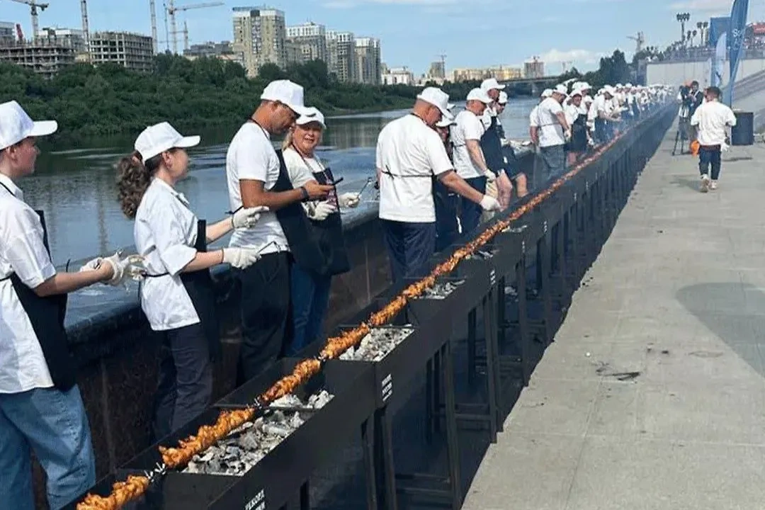 В Тюмени сегодня приготовили самый длинный шашлык в России. Обложка © Telegram /  SHOT