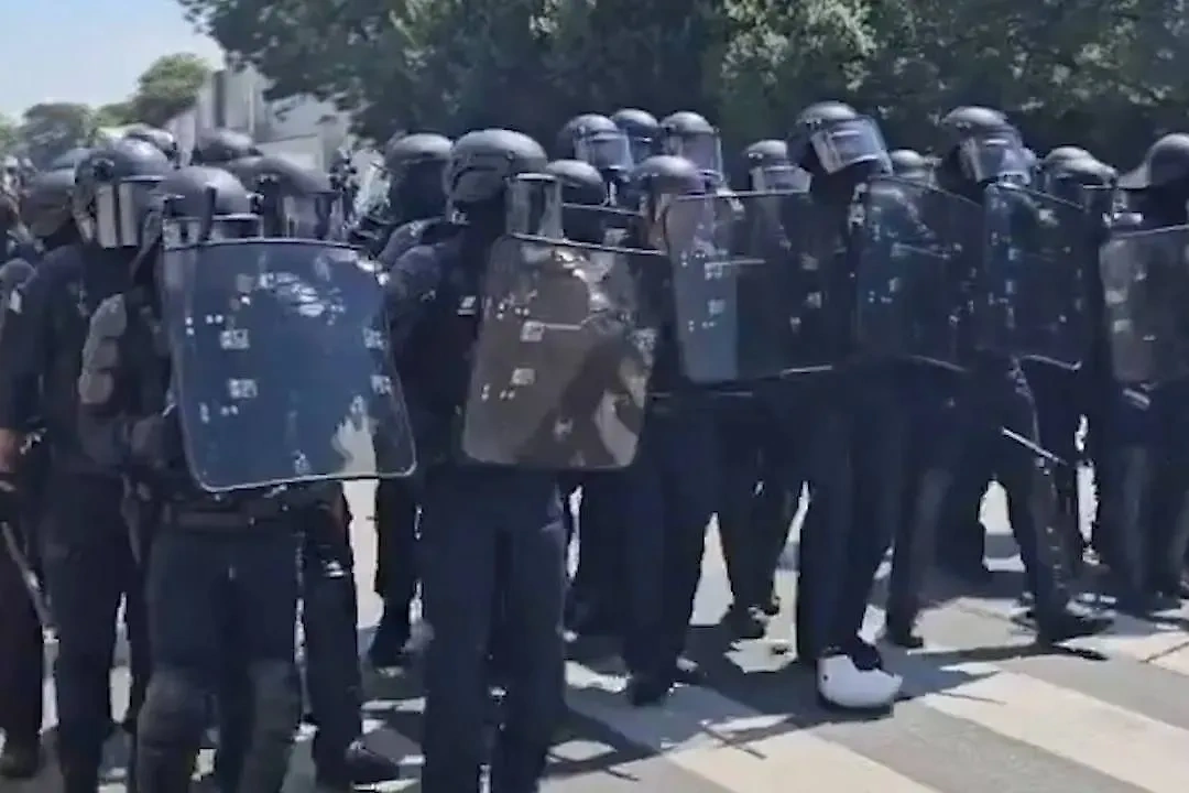 Протесты в портовом городе Ля-Рошель собрали около шести тысяч человек. Обложка © X / WORLD AT WAR