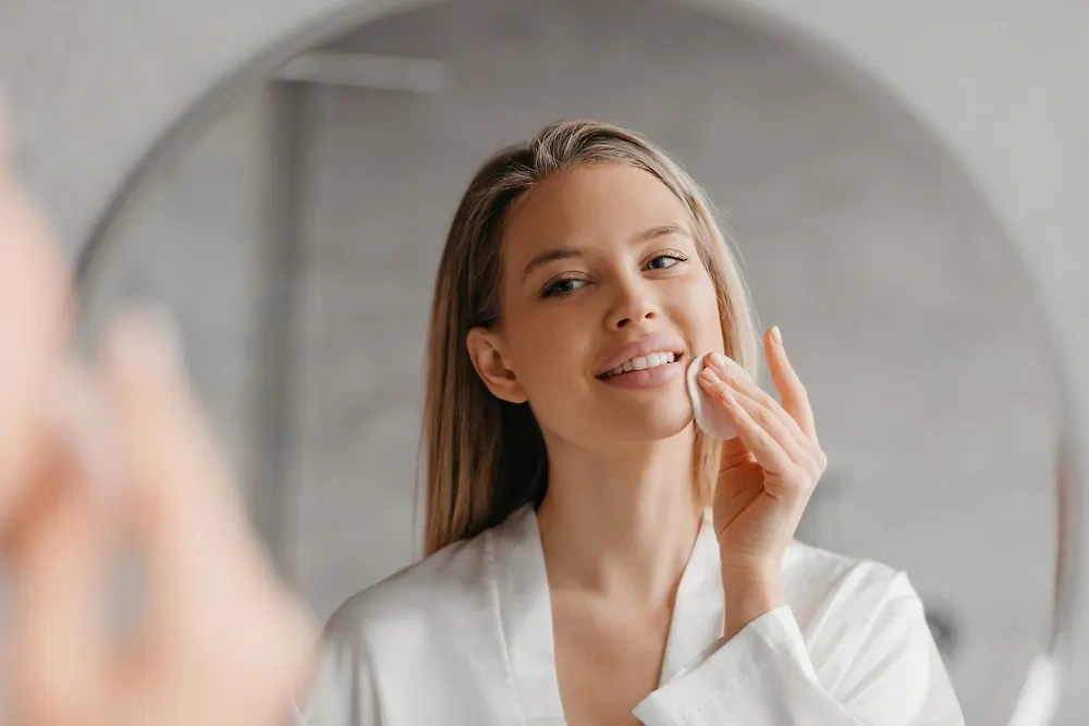 BHA-кислоты в очищающих пенках помогут против воспалений. Обложка © Shutterstock / FOTODOM / Prostock-studio