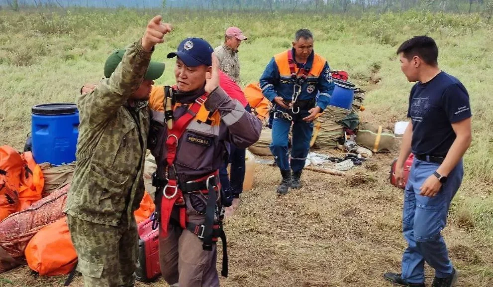 Члены отряда, отправившегося на поиски пропавшего в Якутии мужчины. Обложка © Telegram / Служба спасения Якутии