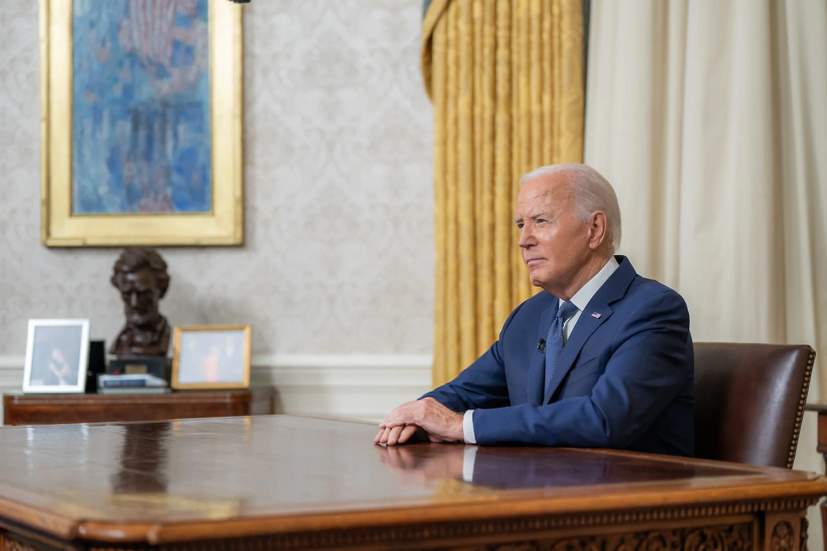 Джо Байден в Овальном кабинете. Обложка © X / President Biden