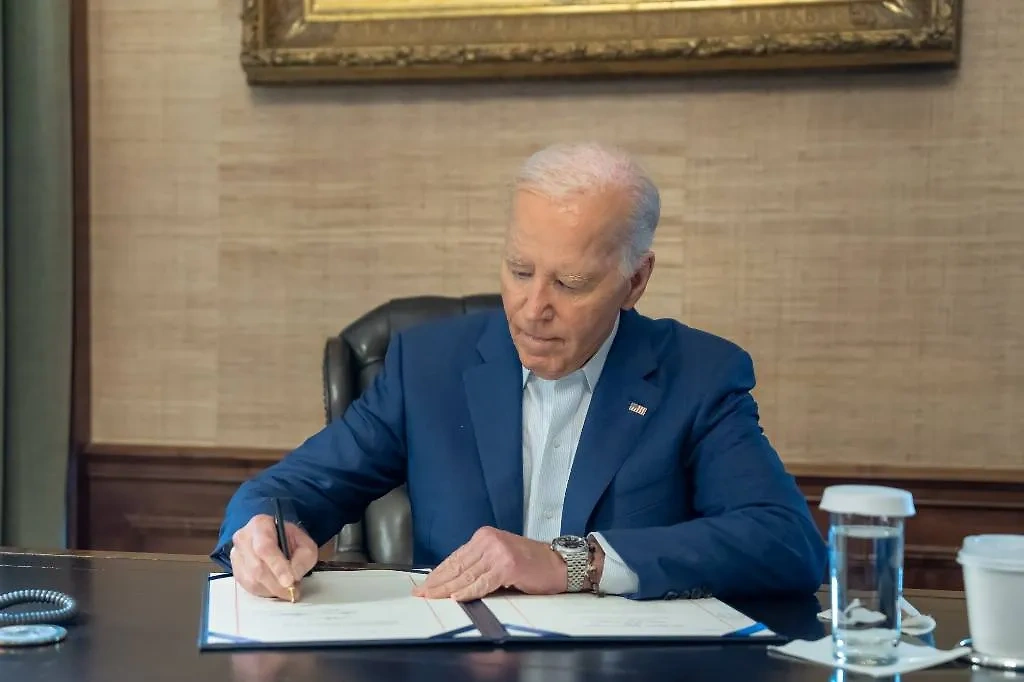 Подписывающий документы Джо Байден. Обложка © X / President Biden