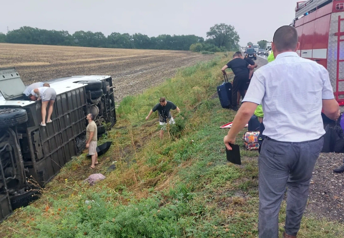 Автобус с пассажирами перевернулся в Краснодарском крае. Фото © ГУ МВД России по Краснодарскому краю