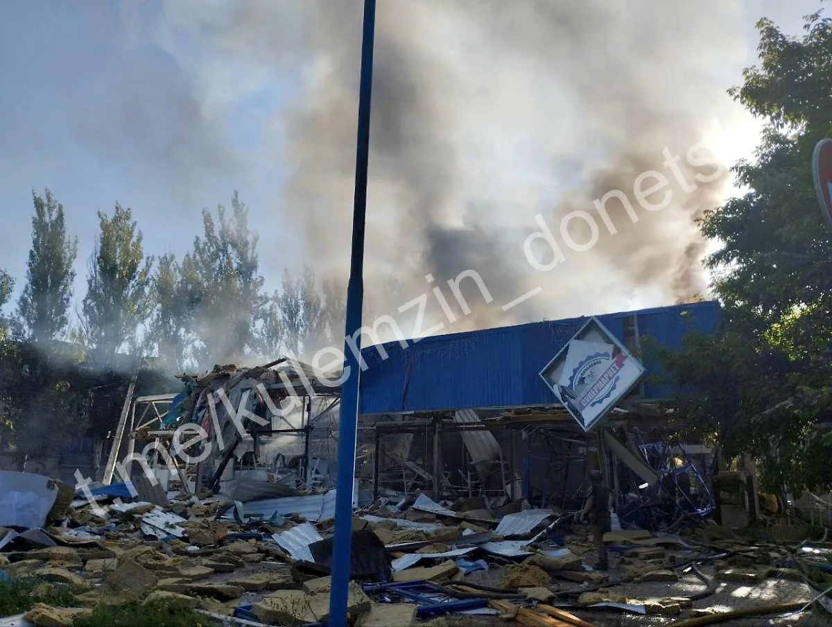 Последствия удара ВСУ по супермаркету в Донецке. Фото © Telegram / Алексей КулемZин