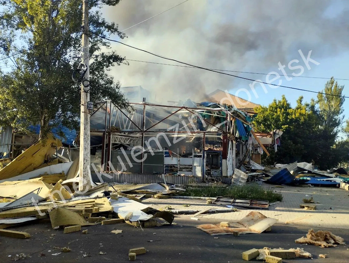 Последствия удара ВСУ по супермаркету в Донецке. Фото © Telegram / Алексей КулемZин