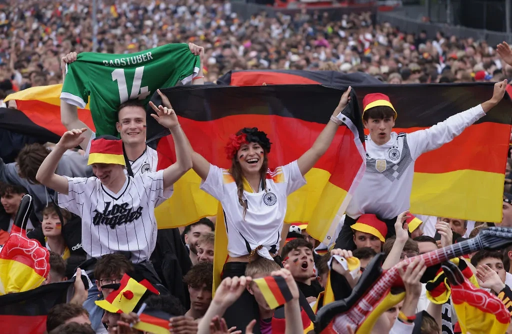 Болеют за сборную Германии: сексуальные красотки с трибун Евро-2024. Фото © Gettyimages / Sean Gallup