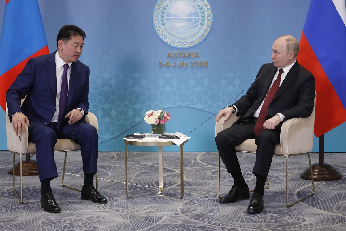 Путин с президентом Монголии Ухнаагийном Хурэлсухом. Обложка © Life.ru