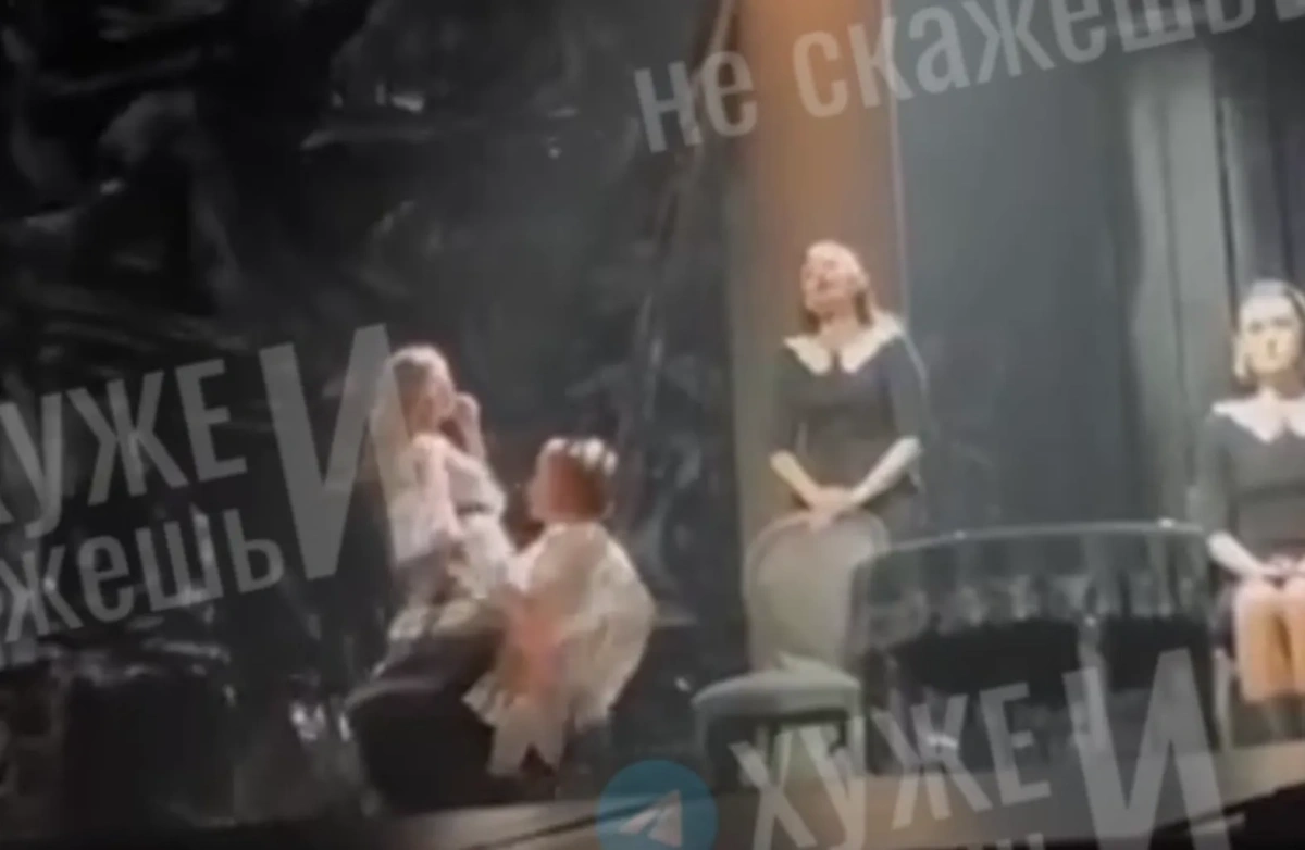 Кристина Асмус (справа) в постельной сцене в Театре Ермоловой. Скриншот видео © Телеграм / "Хуже и не скажешь".