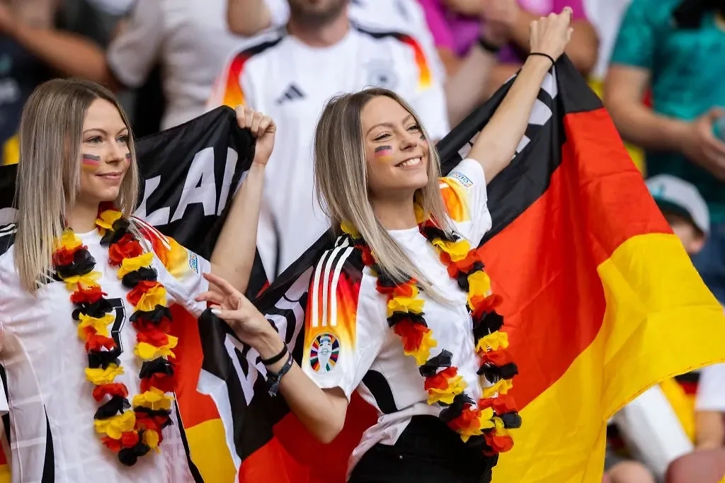 Красота по-немецки: сексуальные болельщицы сборной Германии на Евро-2024. Фото © Gettyimages / Mika Volkmann
