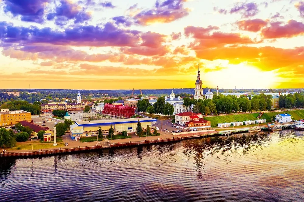 Город Кинешма на Волге в Ивановской области. Обложка © Shutterstock / FOTODOM / Nick N A