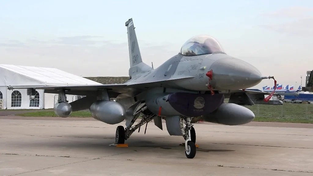 Истребитель F-16. Обложка © Wikipedia / Vitaly V. Kuzmin