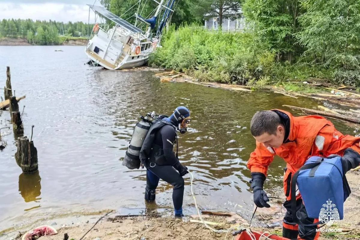 Спасатели продолжают поиски пропавших без вести. Фото © Telegram / МЧС по Республике Карелия