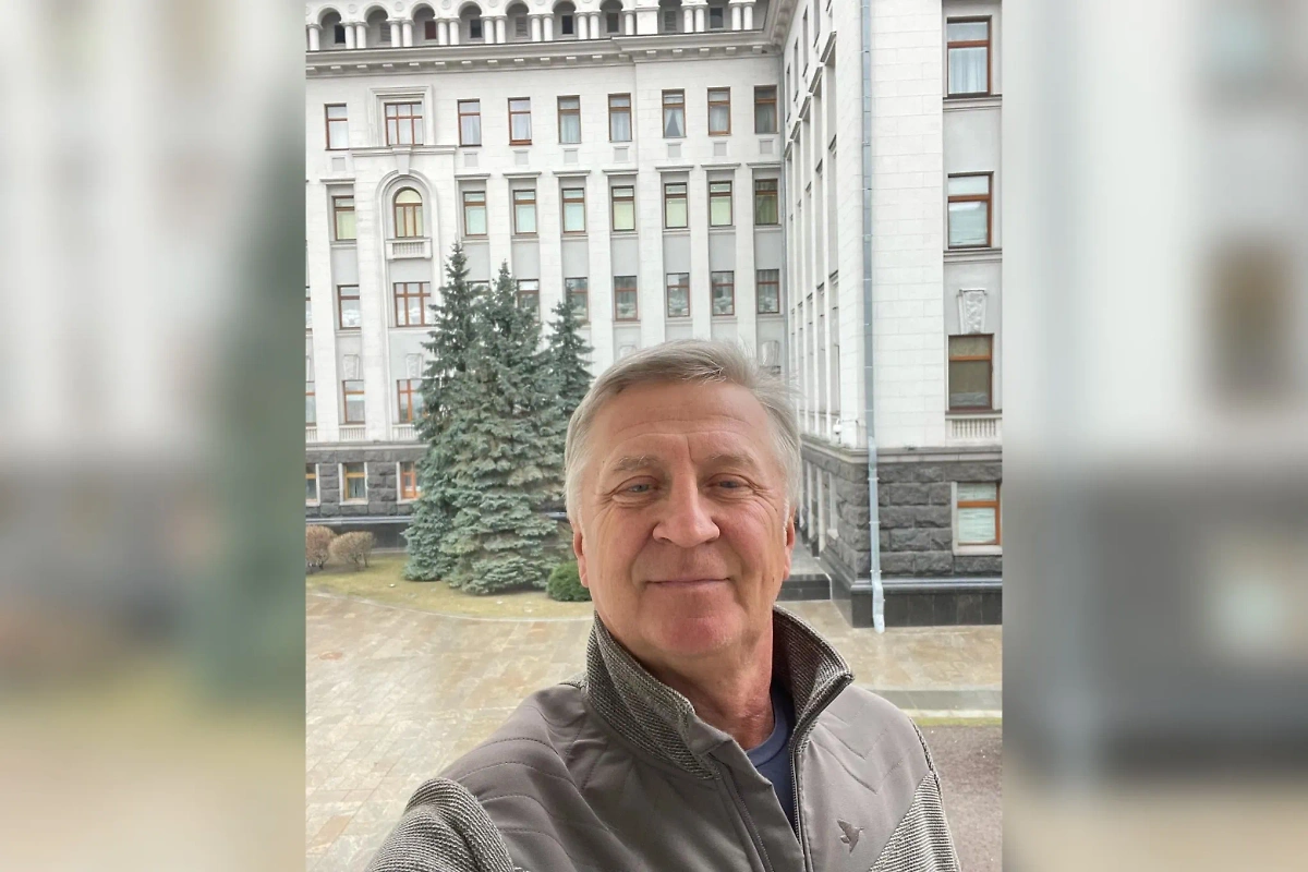 Анатолий Евтухов на фоне Офиса президента Украины. Фото © Instagram (признан экстремистской организацией и запрещён на территории Российской Федерации) / magicradio