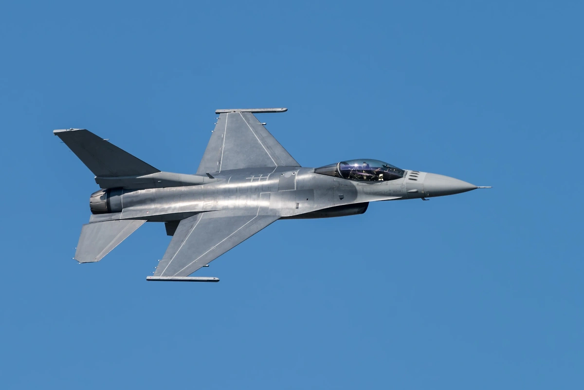 Истребитель F-16. Обложка © Shutterstock / FOTODOM / Newcastle