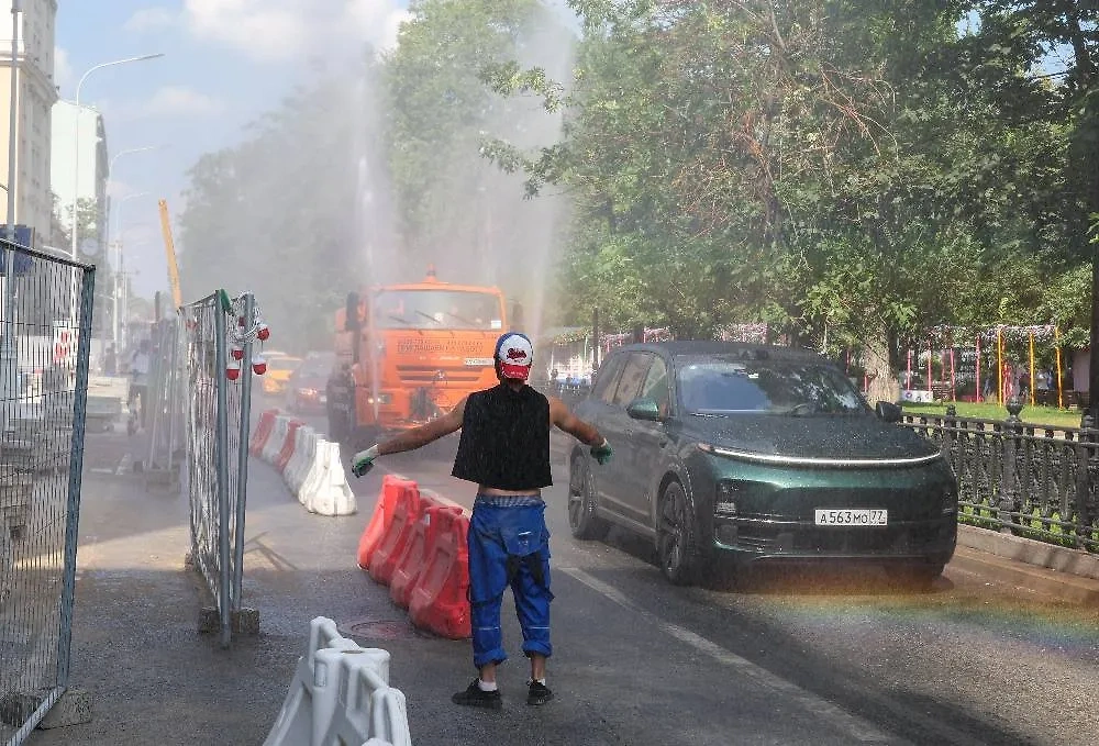Как пережить жару в Москве: угроза летального исхода увеличивается, если вовремя не заметить тепловой удар. Фото © ТАСС / Михаил Климентьев