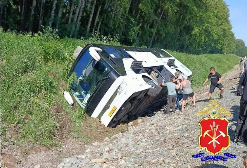 В Топкинском районе Кемеровской области упал на бок рейсовый автобус. Обложка © VK / Полиция Кузбасса