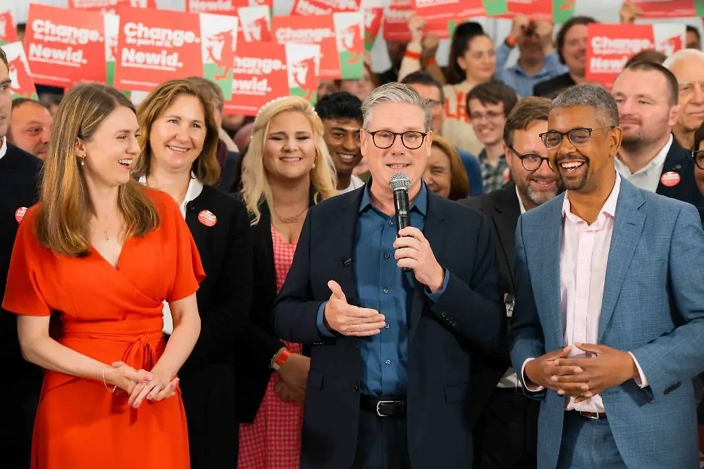 Лидер лейбористов Кир Стармер со сторонниками. Обложка © X / Keir Starmer