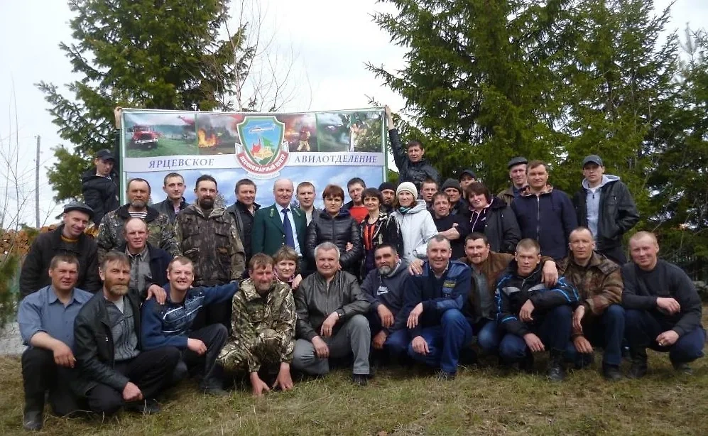 Сотрудники Ярцевского авиаотделения в настоящее время. Фото © КГАУ "Лесопожарный центр"