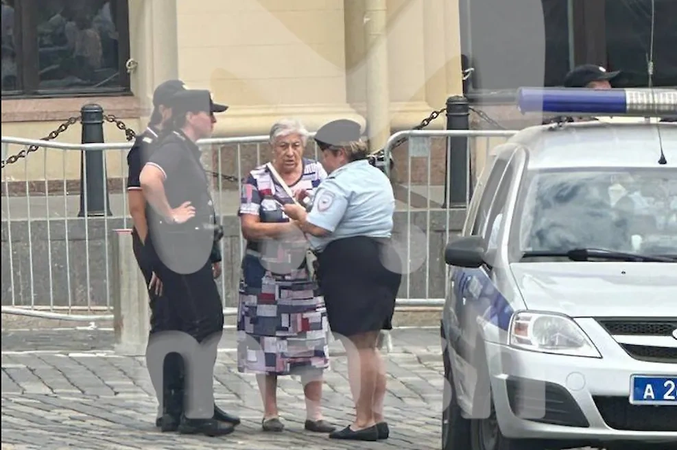 Полицейские задержали женщину, написавшую "ГУР" баллончиком с краской на Лобном месте. Обложка © Telegram / Mash