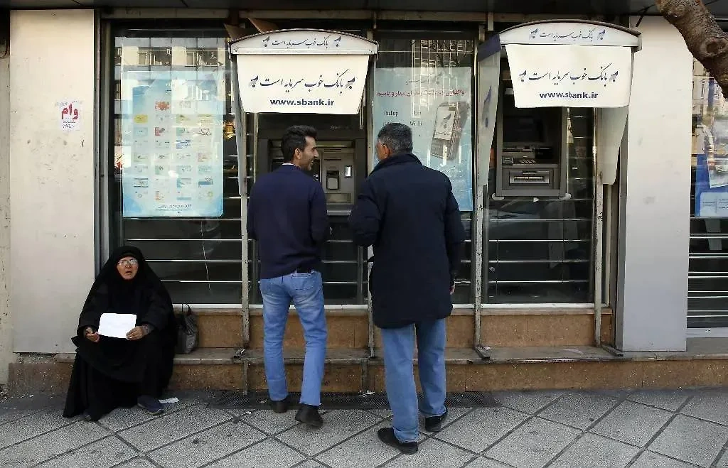 Банкоматы в Тегеране. Обложка © ТАСС / EPA / ABEDIN TAHERKENAREH