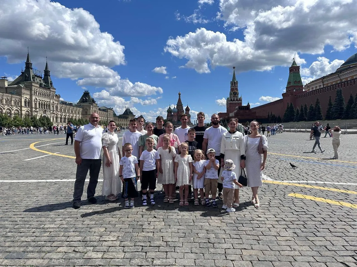 Многодетная семья Кравцовых из Ленинградской области в Москве. Фото © Предоставлено Life.ru