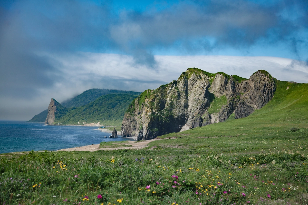 Остров Кунашир. Обложка © Shutterstock / FOTODOM / elly_kei