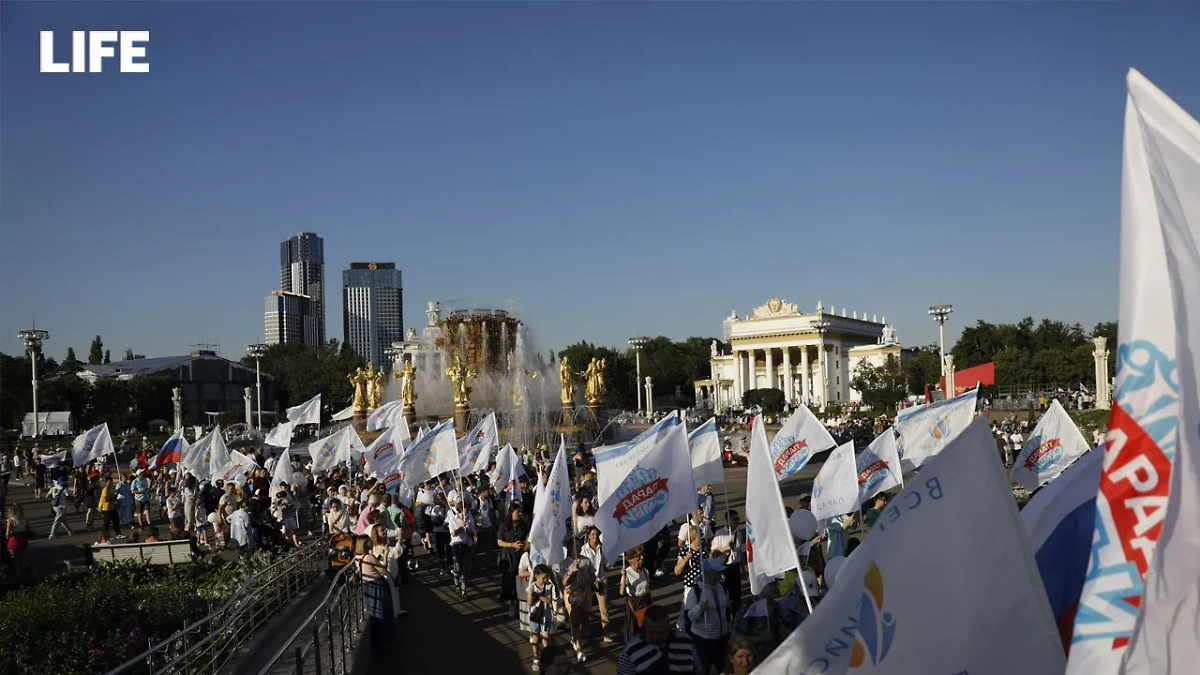 На выставке "Россия" прошёл Всероссийский парад семьи. Фото © Life.ru / Андрей Тишин