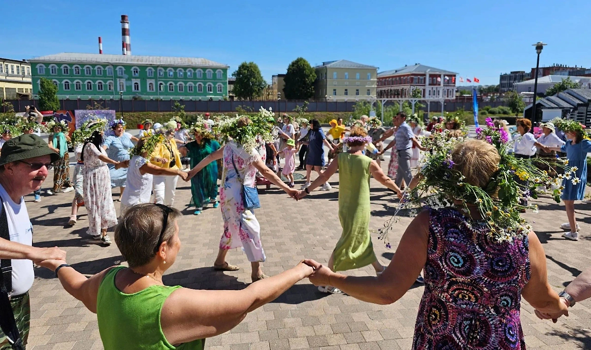 Участники фестиваля в Туле сплели венок из ромашек длиной 265 метров. Фото © VK / severnayhodba