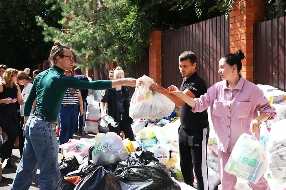 Сбор гуманитарной помощи для эвакуированных жителей приграничных районов области. Обложка © ТАСС / Владимир Гердо