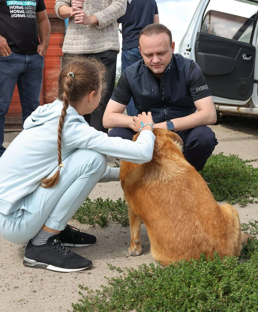 Вячеслав Даванков и волонтёры партии "Новые люди" в приюте "Право жить" в Курской области. Фото © Предоставлено Life.ru