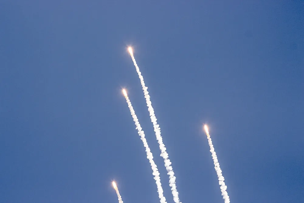 Прогремело не менее пяти взрывов. Обложка © Shutterstock / FOTODOM / Arieleon